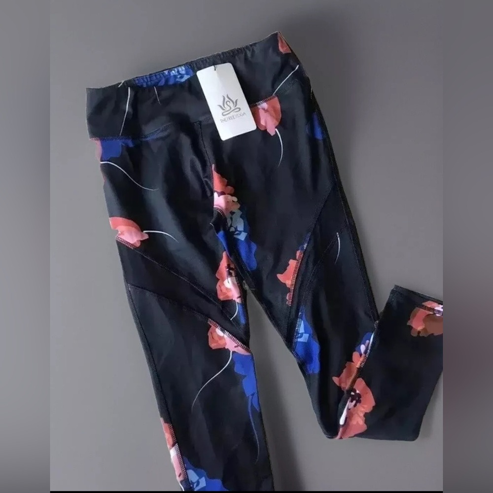 ‘The Free Yoga’ Black & Floral Leggings Full Length  size Large New With Tags